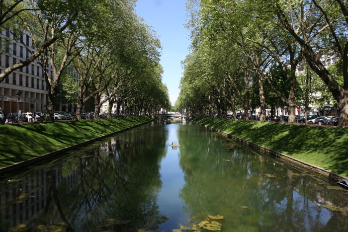 Königsallee, Düsseldorf. Planken oder irgendeine Form von Schale wären wahrscheinlich hilfreich, wenn man vermeiden will, dass die Radler untergehen. Erscheint uns eine sehr komische Streckenwahl zu sein.