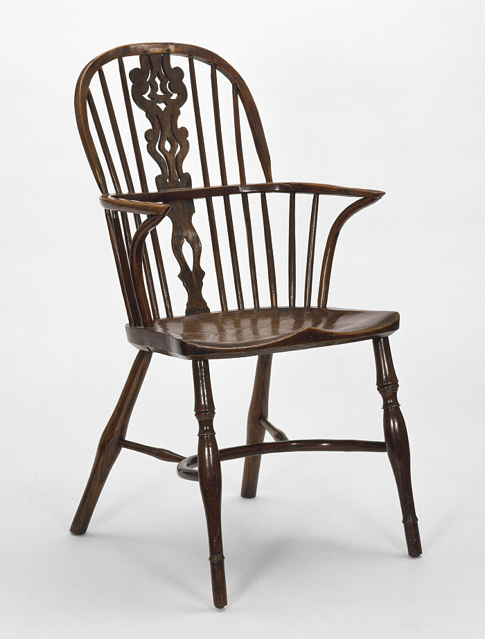 A 19th century English Windsor Chair featuring a splat in the backrest and cow horn stretchers (Image © and courtesy Victoria and Albert Museum, London)