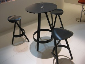 die bequemen 404 H Barhocker von Thonet (Design: Stefan Dietz) auf der Mailänder Messe