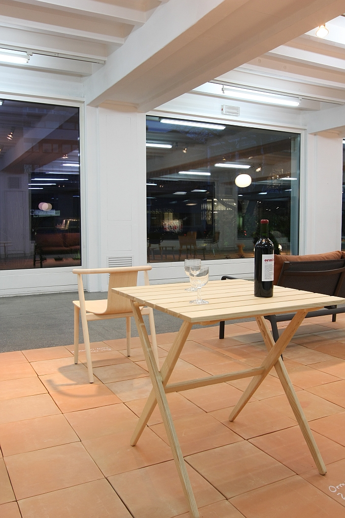 Fionda table for Mattiazzi, Ormiale Bordeaux & Bac Armchair for Cappellini, as seen at the exhibition A&W Designer of the Year 2016 - Jasper Morrison, Passagen Cologne