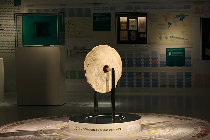 Ein Rai, Steingeld von der Insel Yap, Micronesien. Geeignet für Landgeschäfte in Micronesien – weniger um seinen Deckel an der Bar zu bezahlen… . Gesehen im smac – Staatliches Museum für Archäologie Chemnitz