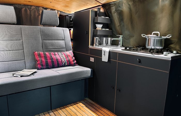 Die Lounge der Holzklasse von Nils Holger Moormann &amp; CustomBus