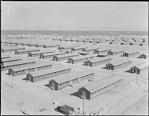 Poston War Relocation Center, Arizona (Foto Fred Clark, 1. Juni 1942. US National Archives, Identifier 536152 https://catalog.archives.gov/id/536152)