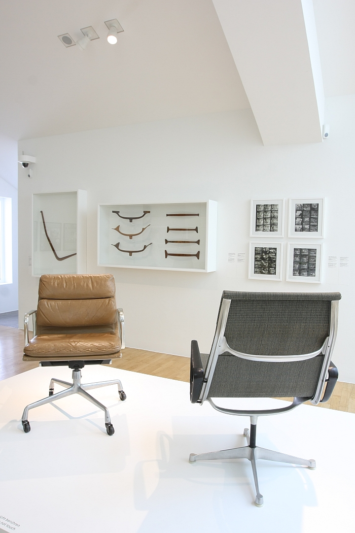 Eames Aluminium Chairs und ein paar ihrer Prototypen, gesehen bei 