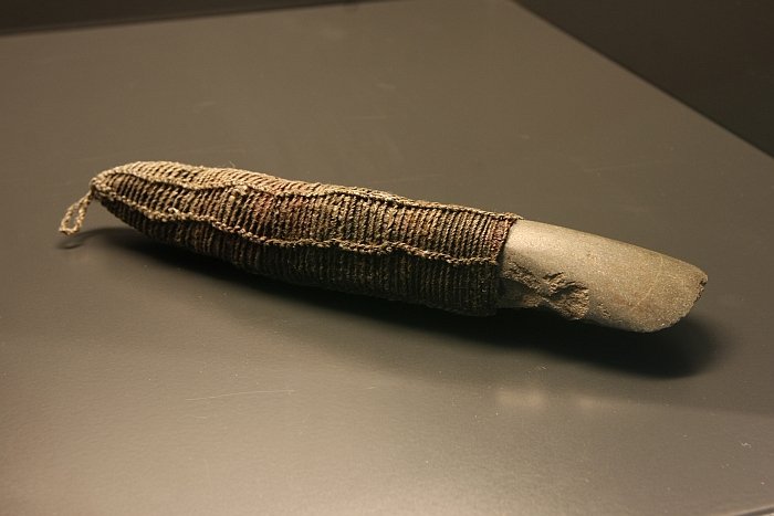 Instrument zur Entfernung eines Fingers eines trauernden Mitgliedes der Dani, Neuguinea , gesehen bei 