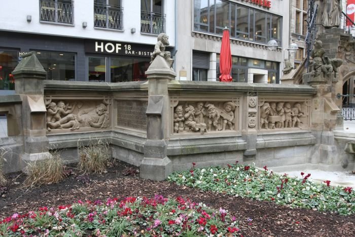 Kölle A(rchitketur)laaf!! Heinzelmännchenbrunnen von Edmund und Heinrich Renard