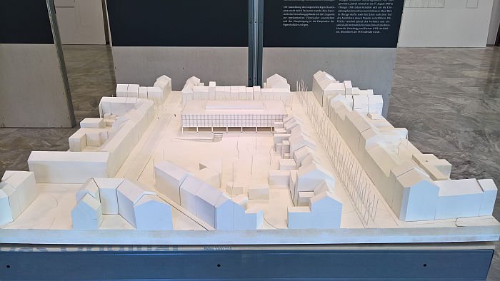 Ein Model für das Hauptquartier der VEGLA Vereinigte Glaswerke Aachen von Ludwig Mies van der Rohe, gesehen bei Mies im Westen, Landeshaus des LVR Köln