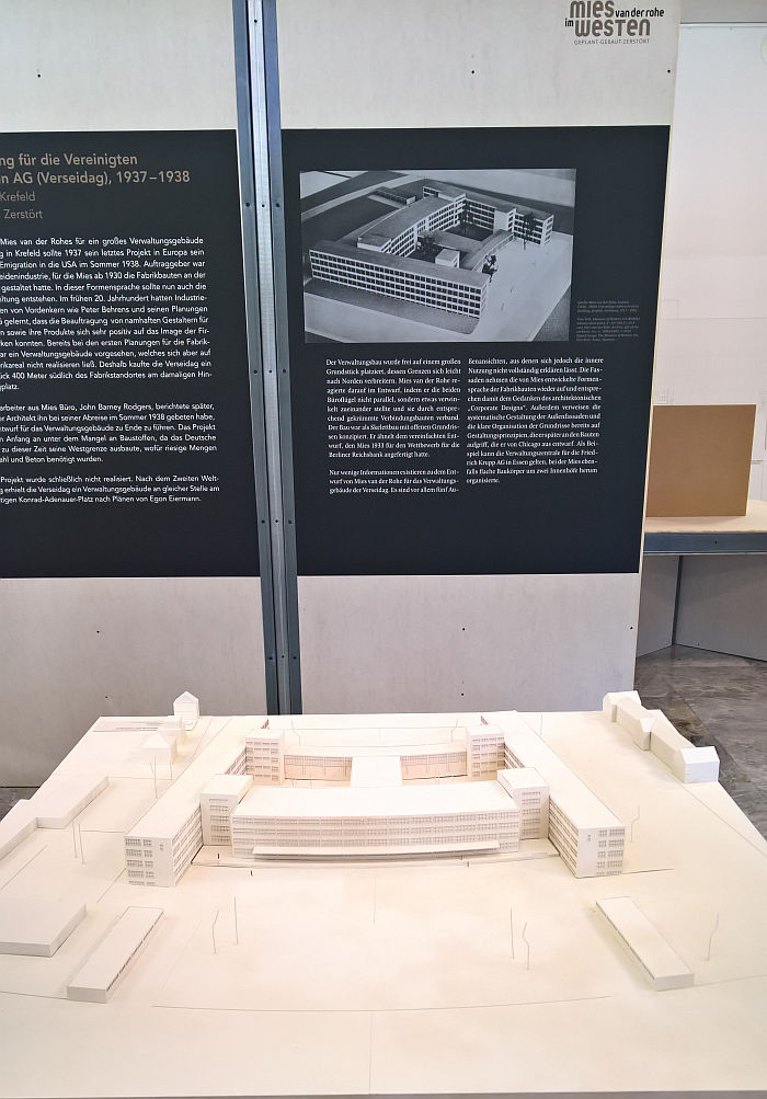 Der Vorschlag für das Hauptquartier der Vereinigten Seidenwebereien in Krefeld von Ludwig Mies van der Rohe, gesehen bei 