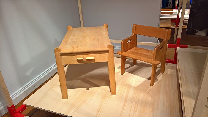 Peter's desk von Hans J. Wegner & Johannes Hansen, Peter's chair von Hans J. Wegner für FDB Møble, gesehen bei “Nordic Design. Die Antwort aufs Bauhaus“, Bröhan Museum, Berlin