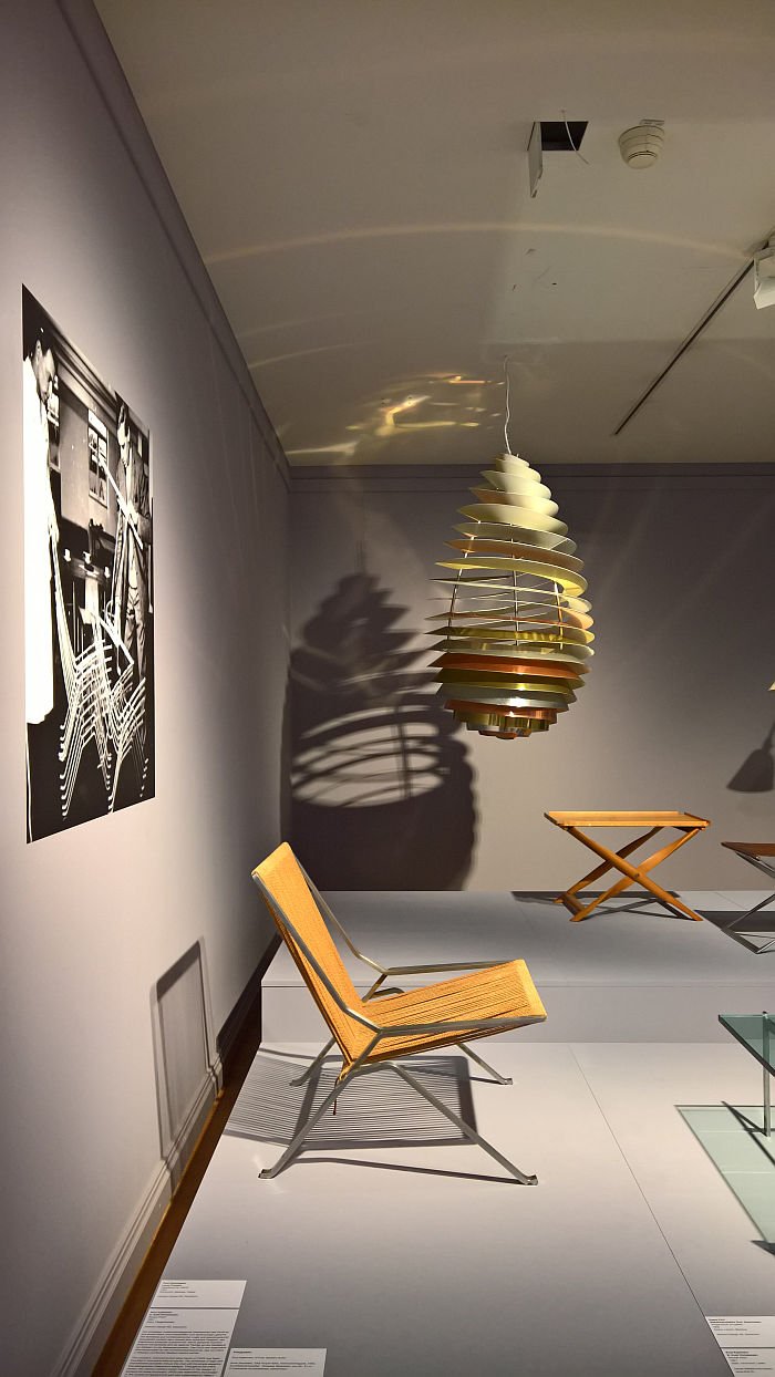 PK 25 von Poul Kjærholm und Spiral von Poul Henningsen für Louis Poulsen, gesehen bei “Nordic Design. Die Antwort aufs Bauhaus“, Bröhan Museum, Berlin