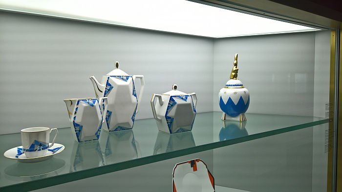 Ein Kaffee-Service von Union Limousine, Limoges und ein Gefäß mit Affe von Ilse Pfeffer, Gotha, gesehen bei Spitzen des Art déco, Grassi Museum für Angewandte Kunst, Leipzig